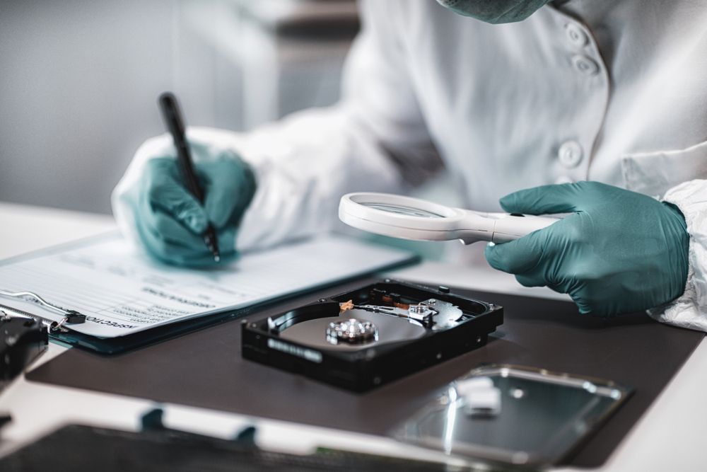 Digital,Forensic,Science.,Police,Forensic,Analyst,Examining,Computer,Hard,Drive.